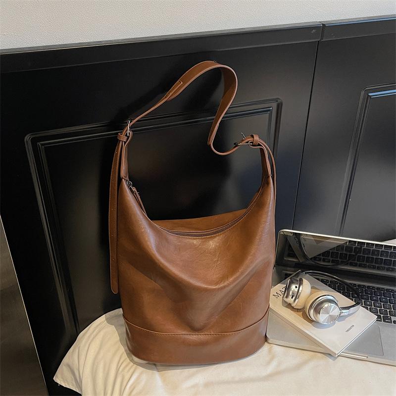 Large-capacity commuter bag Korean version niche simple shoulder bag women's 2025 autumn new high-value bucket bag