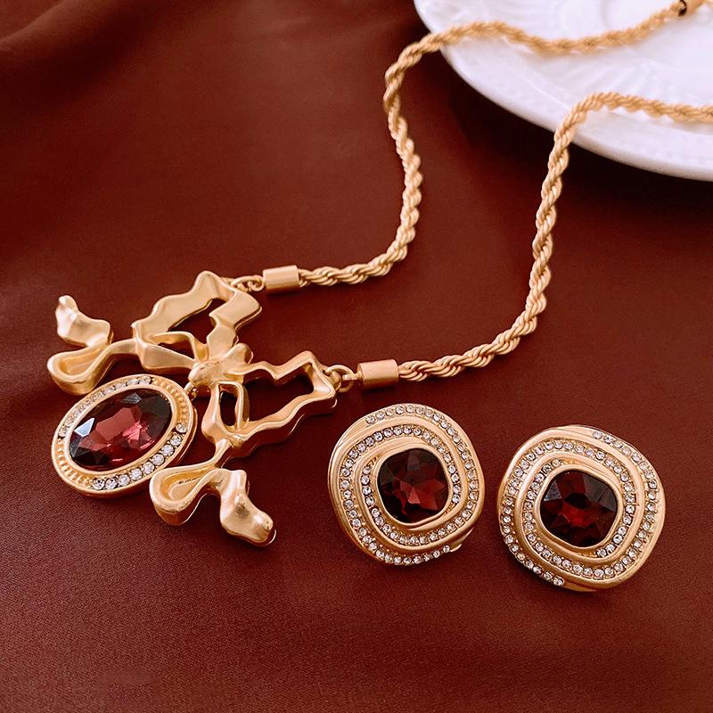 Náhrdelník s květinou z vsazených diamantů a retro náramek s náušnicemi - Evropský a americký styl Klíční kostní řetízek Špičkové šperky