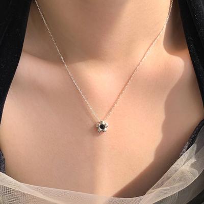 Collana da donna con piccolo fiore nero scintillante di diamanti, semplice e dolce, versione coreana di Instagram versatile, catenina clavicola con fiore a cinque petali