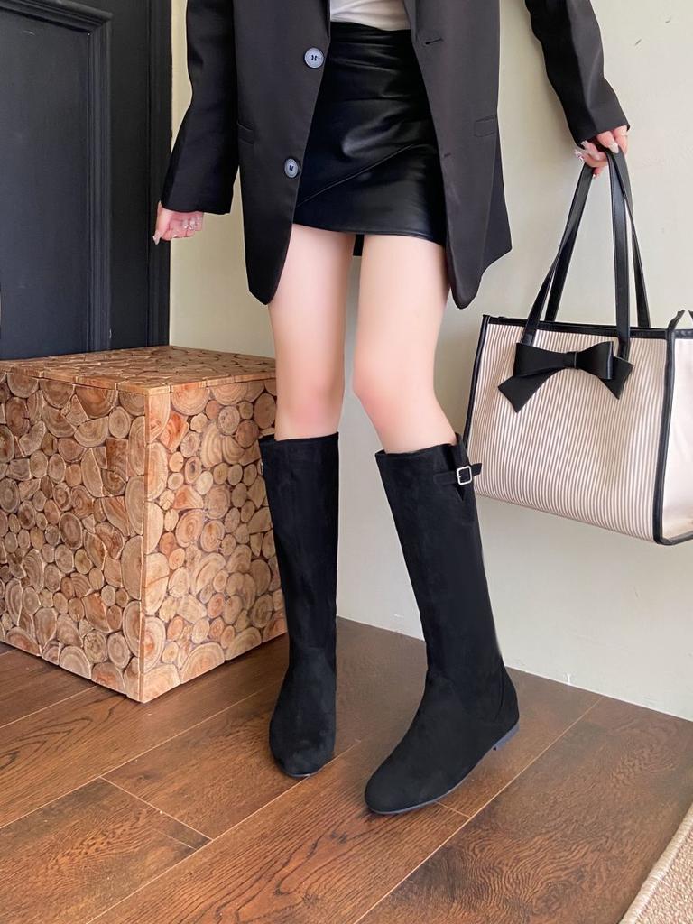 Klackstövlar med kilklack 2025 tidig höstmode höga stövlar bältesspänne mocka mångsidiga rund tå veckade stövlar kvinnor ser smala ut
