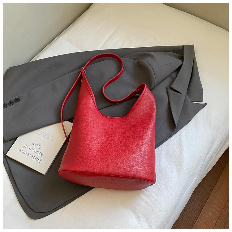 

Простая сумка-ведро 2025 осень новая модная трендовая женская для работы темпераментная портативная корейская версия плечевая сумка-мессенджер красный