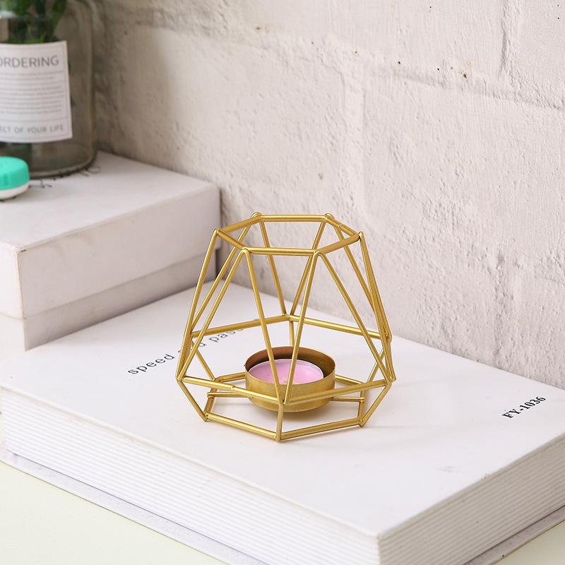 

Европейский ретро-подсвечник из железа с геометрическим узором и основанием-пьедесталом