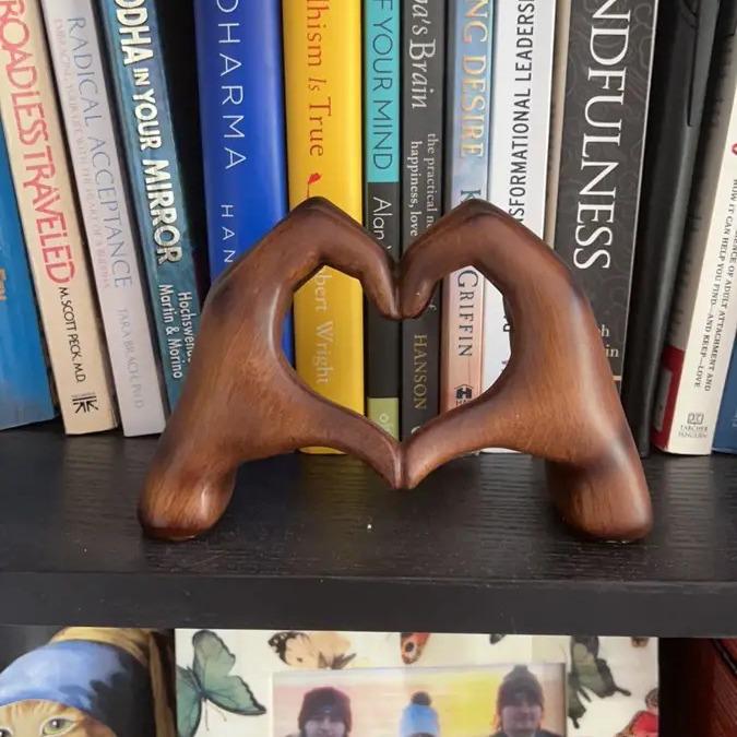 Heart-Shaped Resin Mother's Day Statue: Creative Desktop Ornament for a Luxurious Touch