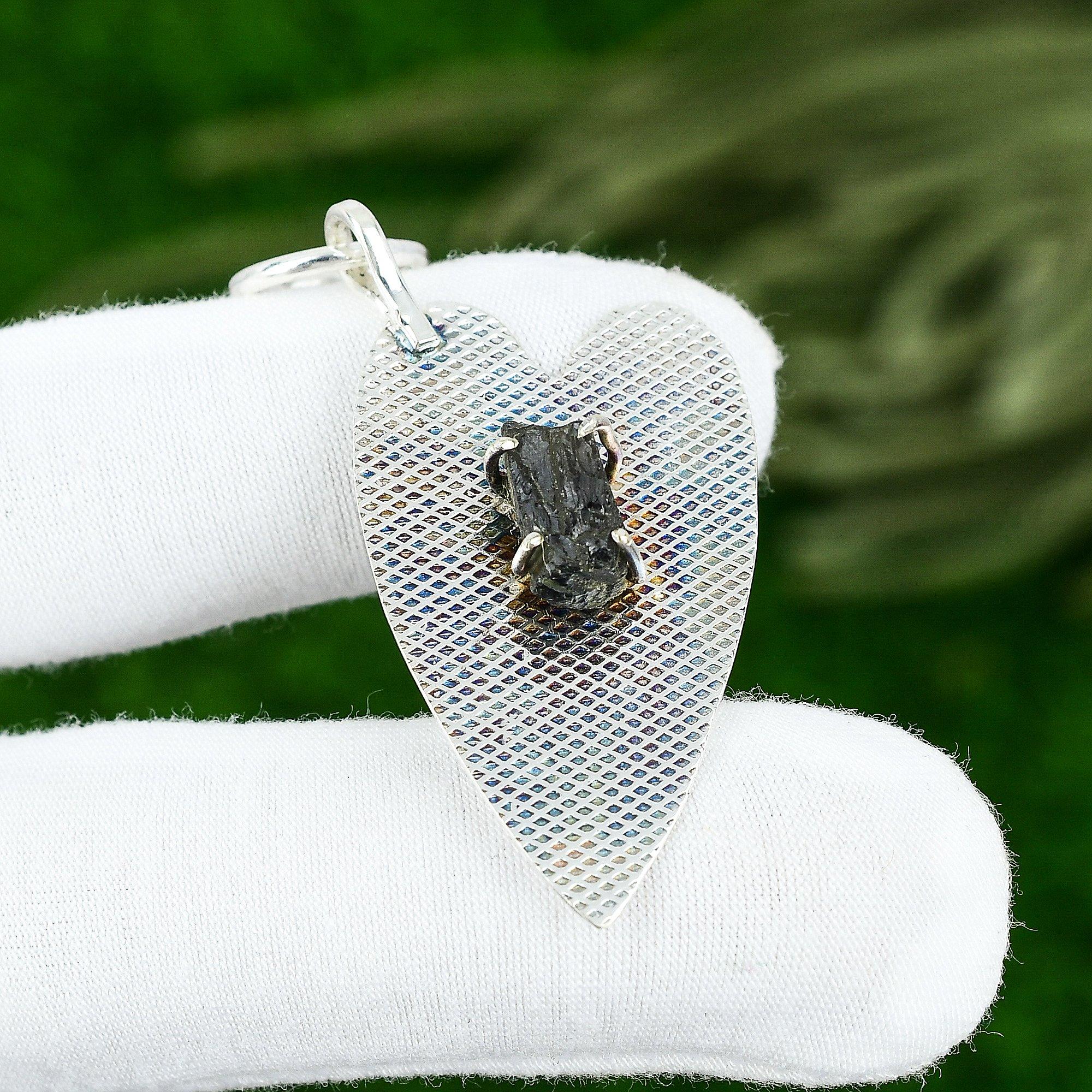 

Сделка ко Дню сестер Ювелирное изделие из стерлингового серебра 925 пробы с натуральным черным кианитом, необработанный кулон