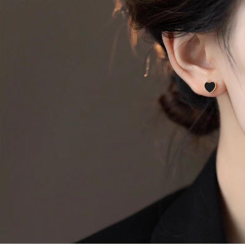 Boucles d'oreilles cœur minimalistes 2024: Style Tendance, Haut de Gamme avec une Élégance Unique et Polyvalente.