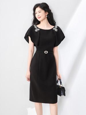 Rochie de damă elegantă, cu gât rotund, cu nasturi și mâneci cu volane, care accentuează talia - Modă de vară