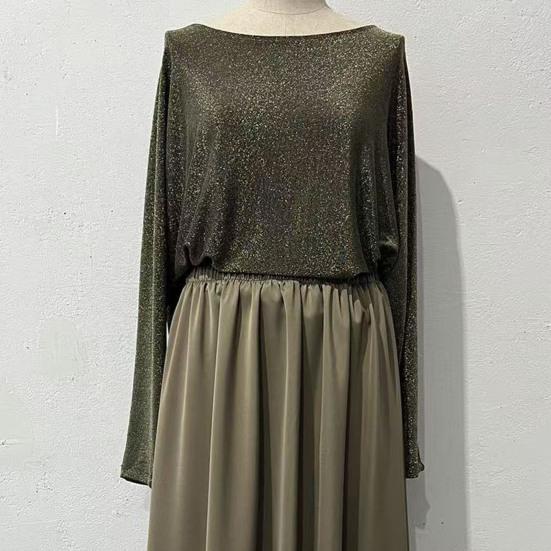 Dámská dvoudílná sukně s lesklým topem s kulatým výstřihem a dlouhým rukávem a áčkovou maxi sukní s vysokým pasem, ležérní třpytivý outfit