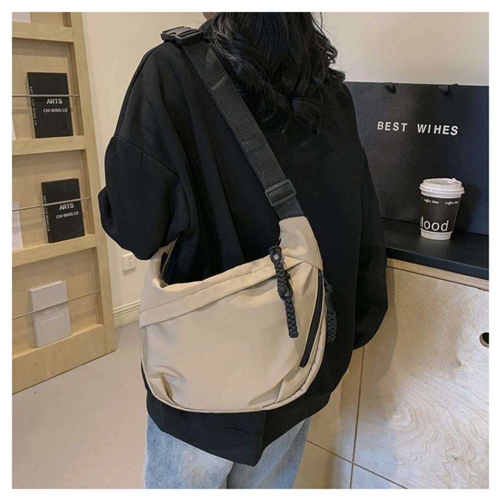 Torba typu tote w stylu neutralnym z paskiem do noszenia rzeczy fitness. Nowa mini torebka w stylu ulicznym z paskiem na ramię. Lekki