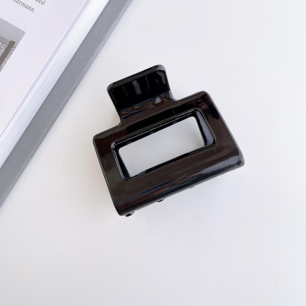 Beautifully Plastic Crafted Hair Claw Clips With Elegant Shapes And Vibrant Colors For Every Hairstyle Needs