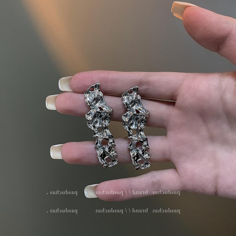 2025 Irregular Metal European & American Women's Stylish Stud Earrings