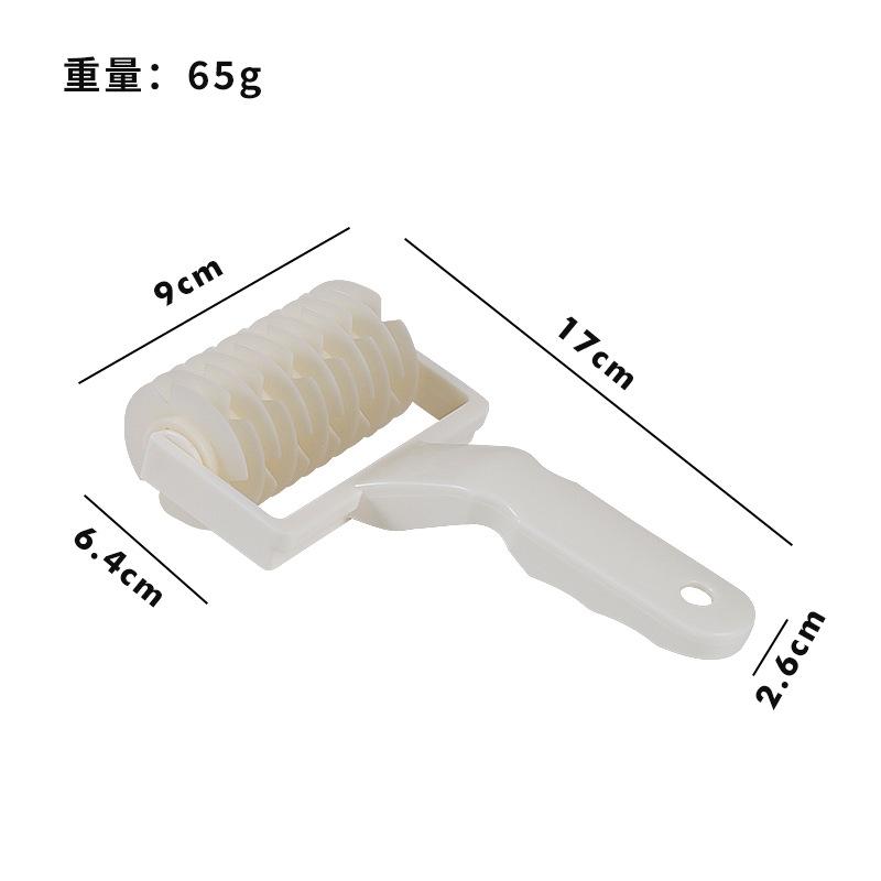 Malé nástroje do pečicí kuchyně, plastové kráječe na pizzu, mřížkové kráječe, velké a malé drátěné válečky na pizzu