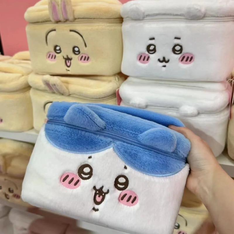 Trousse à cosmétiques en peluche Chiikawa Grande capacité Trousse de rangement de voyage pour cosmétiques et produits de soin de la peau Mignon sac fourre-tout de dessin animé Cadeaux d'anniversaire