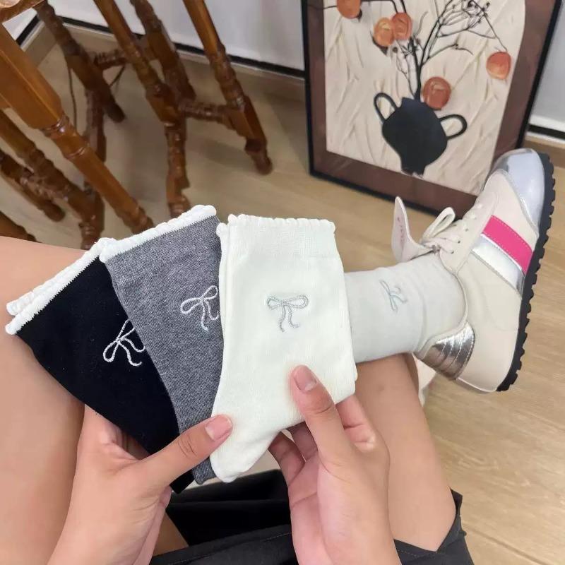 Ladies Spring and Summer Solid Color with Sweet and Lovely Bow Lace Cotton Medium Tube Pile Socks