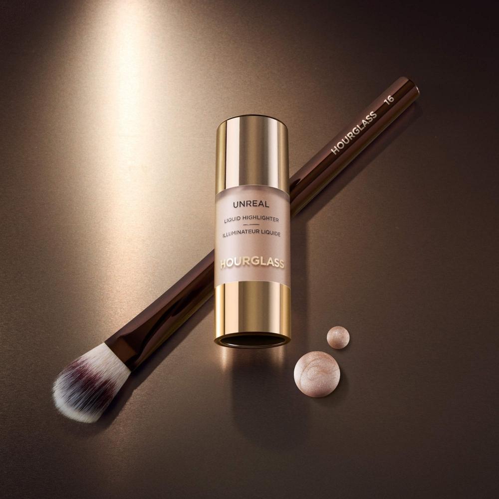 Hourglass Highlighter Brush No. 16