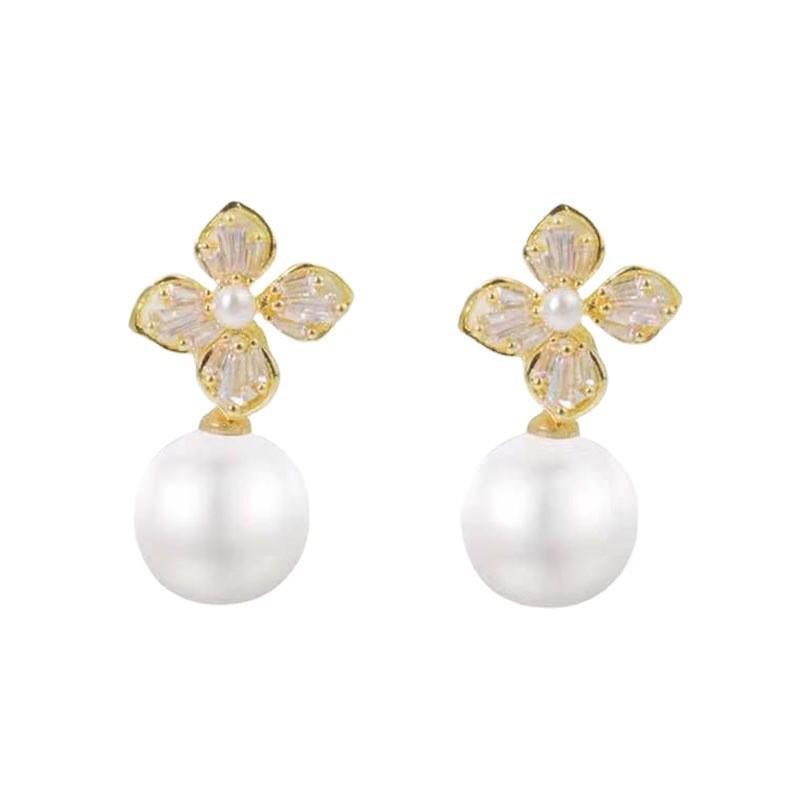 Korean-Style Pearl Four-Leaf Clover Clip-On Earrings: Elegant, Versatile, No Piercing Required, Delicate Fashion Jewelry.