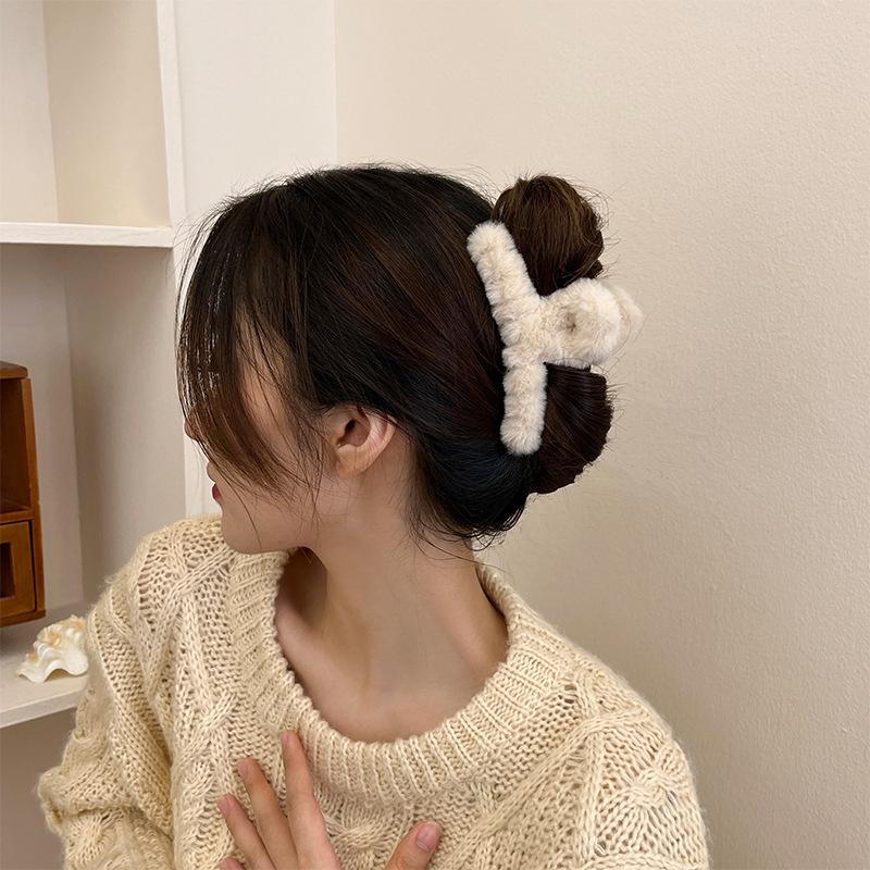 Winter Plush Hair Claw Elegant Acrylic Hairpins Women Hair Clip Barrette Crab Headwear Girls Hair Accessories