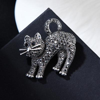 Simpatiche spille a forma di gatto arrabbiato per le donne. Design di lusso con strass completo. Spilla animale classica dei cartoni animati. Perni di gioielli di moda