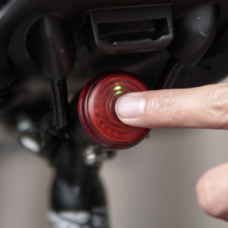 ENLEE Rowerowe Światło Hamulcowe Tylne Super Jasne Inteligentne Światła, Ostrzegawcze Tylne Światło LED Akcesoria Sprzęt do Jazdy Nocnej na Zewnątrz