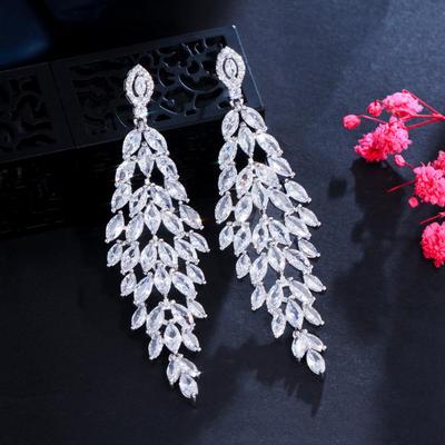 CMM Glänzende silberfarbene lange Blatt-Ohrhänger mit Zirkonia für Bräute