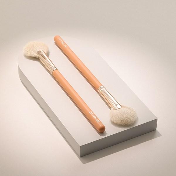 The Tool Lab 160 Blusher Fan Makeup Cheek Brush, Mixed Colors, 1 Piece, the Most Popular Beauty Accessory In Korea