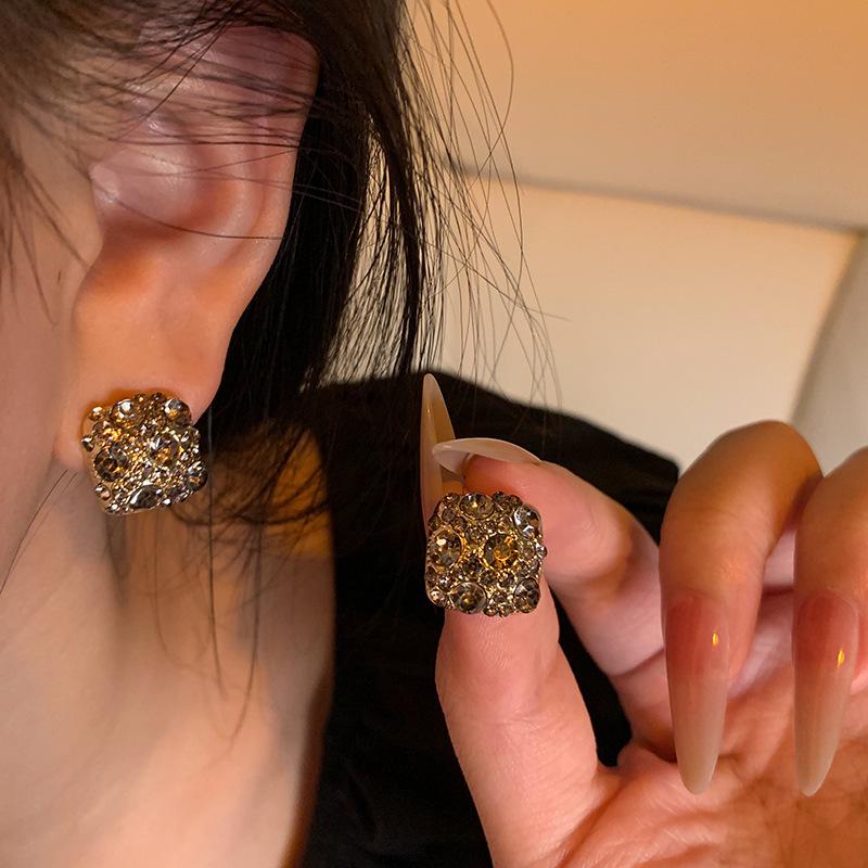 

Винтажные роскошные геометрические серьги-пусеты с бриллиантами: Высокая мода для женщин