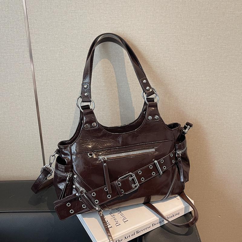 Retro rivet locomotive bag, large-capacity textured shoulder bag, high-end versatile messenger bag, underarm handbag, tote bag.