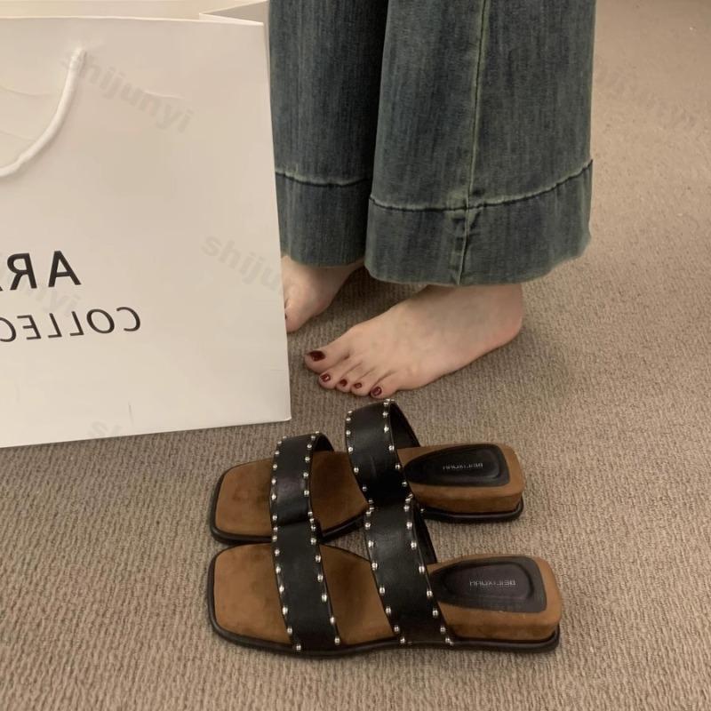 Mode Französisch Retro Nieten Design Schrägabsatz Hausschuhe für Damen 2025 Sommer Outdoor Offene Zehen Atmungsaktiv Bequem Mode Sandalen
