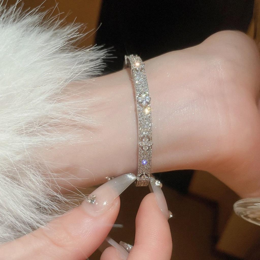 Four-leaf Clover Micro-paved Zircon Bracelet, Fashionable and Light Luxury High-end Jewelry for Women