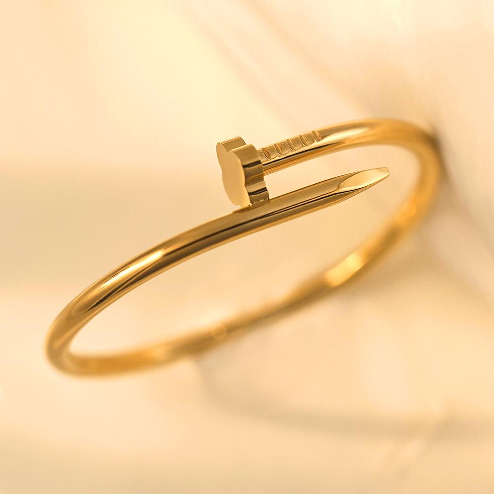 Damska Bransoletka ze Stali Tytanowej ze Złotymi Kolczykami - Nieblaknący Wzór Galwanizowany