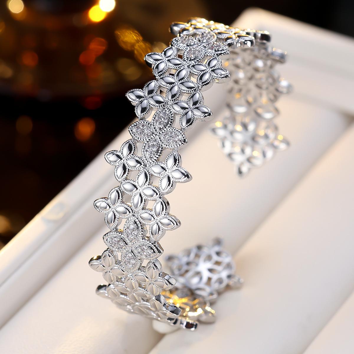 Four-leaf Clover Fresh Design Bracelet Simple Versatile Waterproof Design Bracelet for Women One Size(18CM~21CM)
