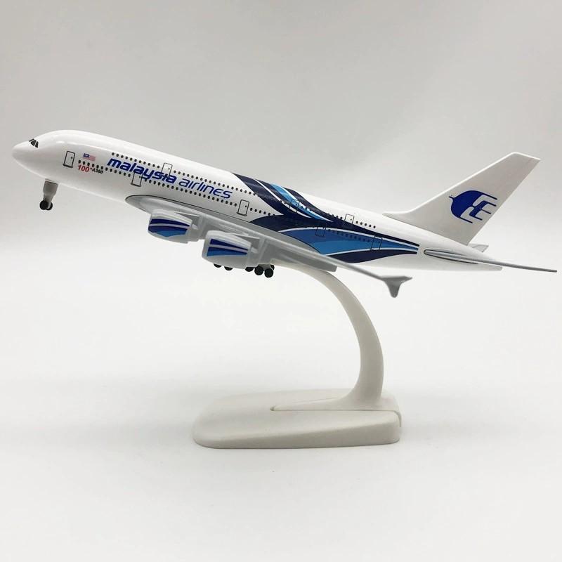 Die-Cast Airplane 20CM A380 Malaysia Airways Plane Aircraft Alloy Model Gifts for Family and Friends Ornaments