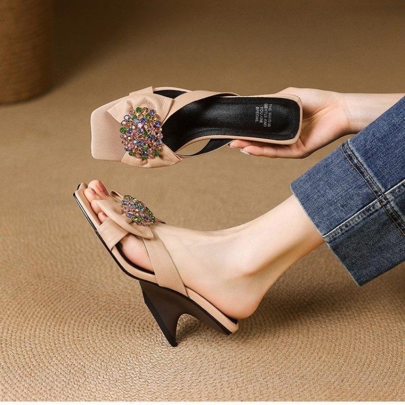 Retro Casual Toe Clip 2026 Summer New Fashion Rhinestone Women s Character Sandals and Slippers 35