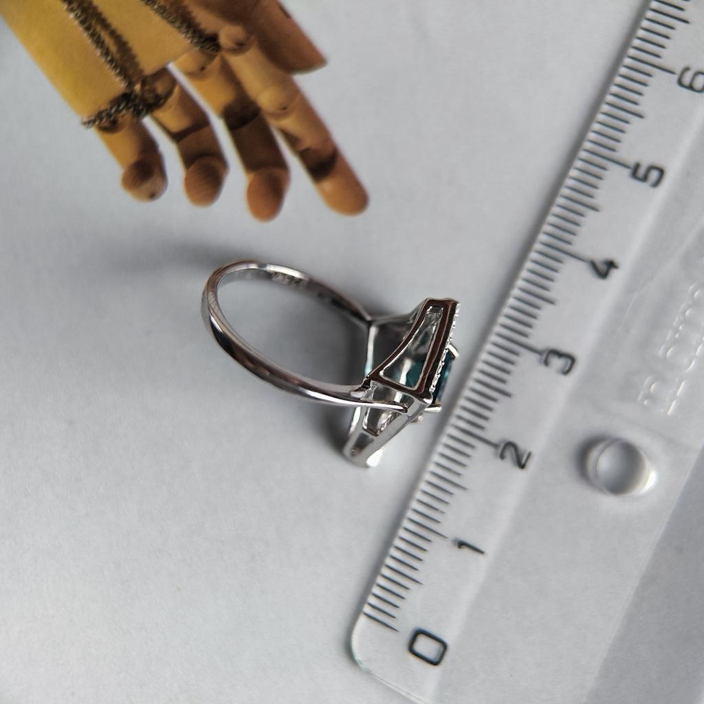 Серебряное кольцо с топазом Лондон Блю 1.185ct, вес изделия 3,06 гр (2204879)