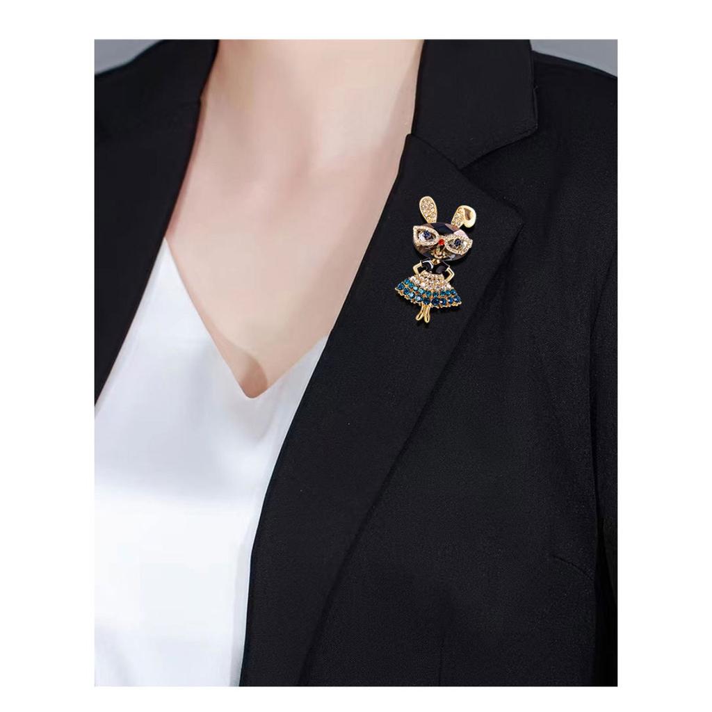 Cross-border retro jewelry, modern cartoon glasses rabbit, brooch pin clothing accessories European and American cute brooch
