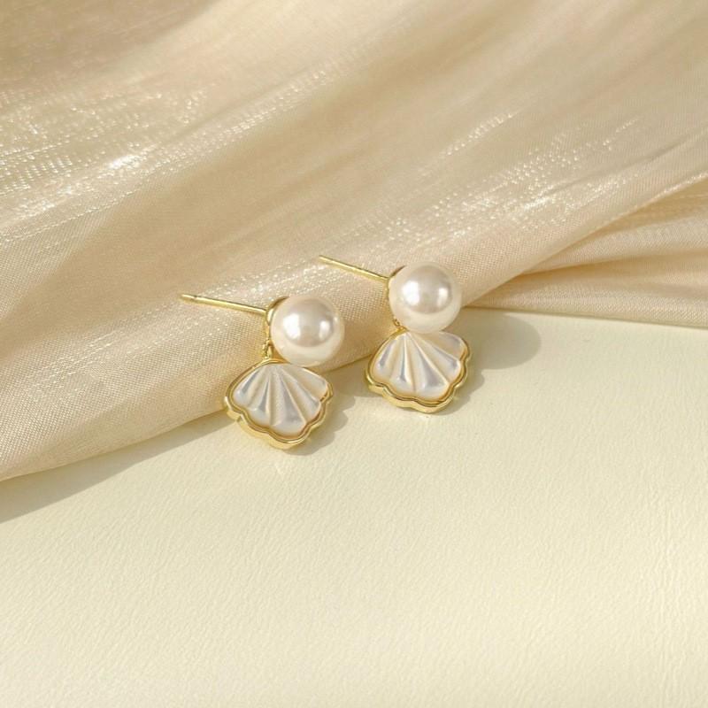 Elegant French Mother-of-Pearl Pendant Necklace - Luxurious, Fashionable, and Versatile Choker
