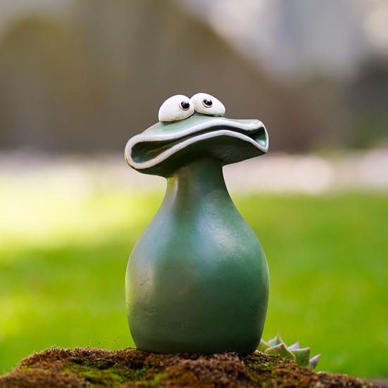 Whimsical Frog Garden Statue Cute Big Mouth Frog Figurine with Goofy Expression for Patio Lawn Yard Balcony Porch Outdoor Indoor Decor