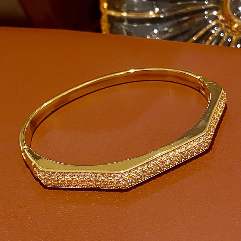 Geometric Faceted Buckle Bracelet, Elegant European and American Fashion and High-end Jewelry for Women