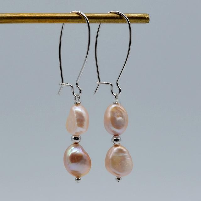 

Простые серьги с натуральным пресноводным жемчугом, серебро 925 пробы, серьги-крючки, белые/фиолетовые женские серьги с жемчугом в стиле барокко