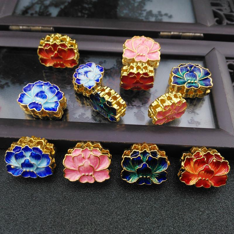 Mărgele Cloisonné din Cupru Placat cu Aur în Formă de Lotus: Email față-verso, cu mai multe găuri pentru brățări și coliere DIY.