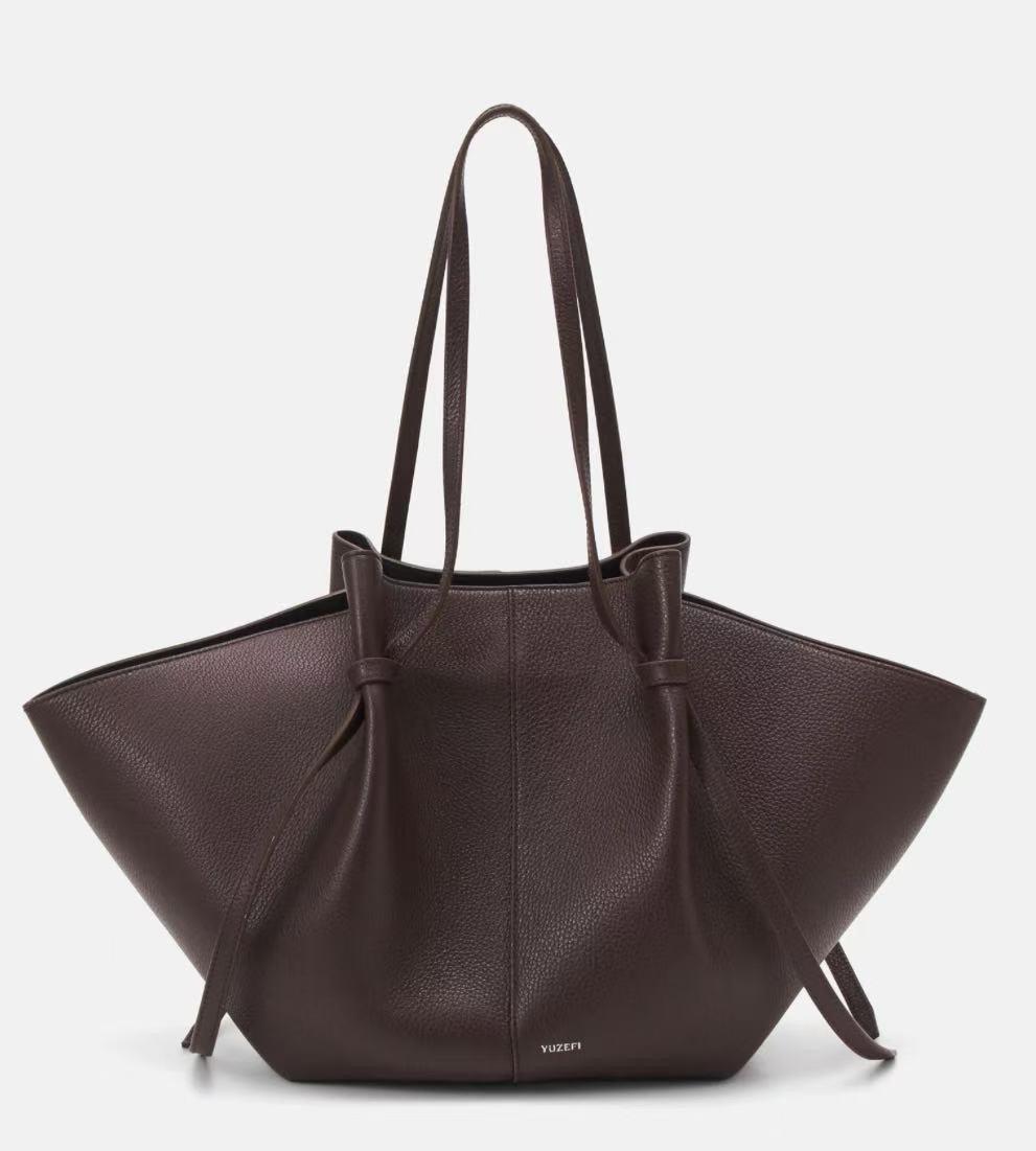 

YUZEFI Wing MOCHI Сумка-тоут под мышкой из натуральной кожи