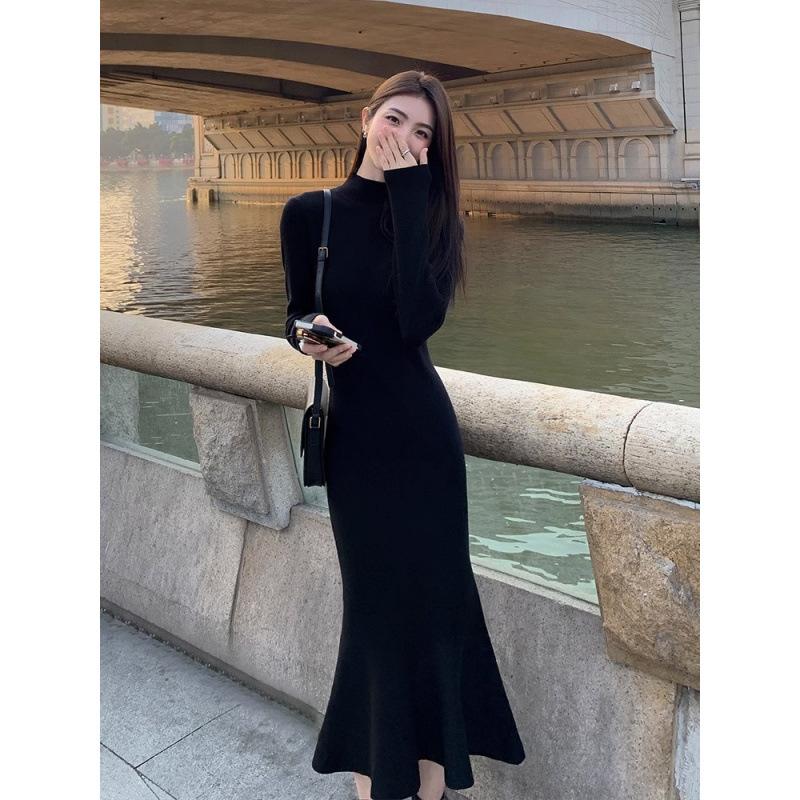 Autumn and winter with a coat, high-end sense, thin semi-turtleneck black dress, temperament fishtail skirt inside