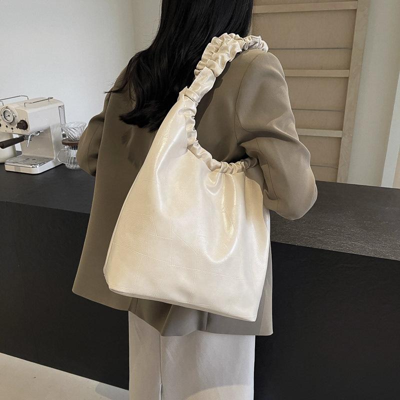 Large capacity underarm bag women's new simple pleated portable shoulder bag texture class commuter tote bag