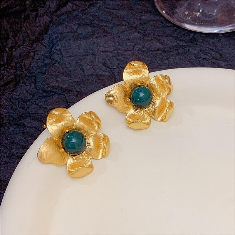 Medieval style metal petal stud earrings female retro design high-end court style earrings s111 silver needle flower earrings