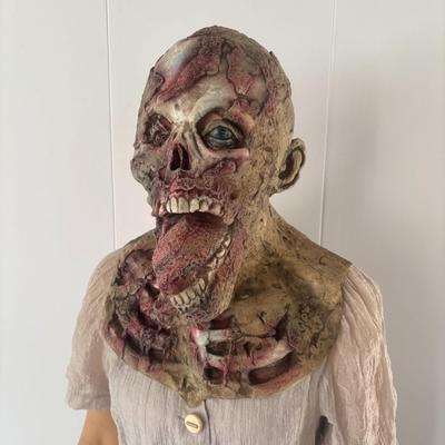 Spukhaus Geheimraum Flucht Horror gruselig Zunge herausstreckende Zombie-Maske
