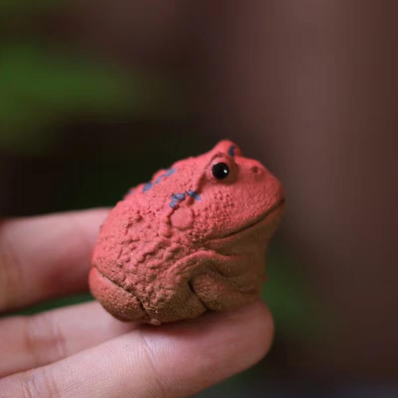 

Little Golden Toad Tea Pet Playing with Chinese Purple Clay Tea Yixing Can Raise Tea Pets for Household Use Desktop Ornament 4x4x3cm красный