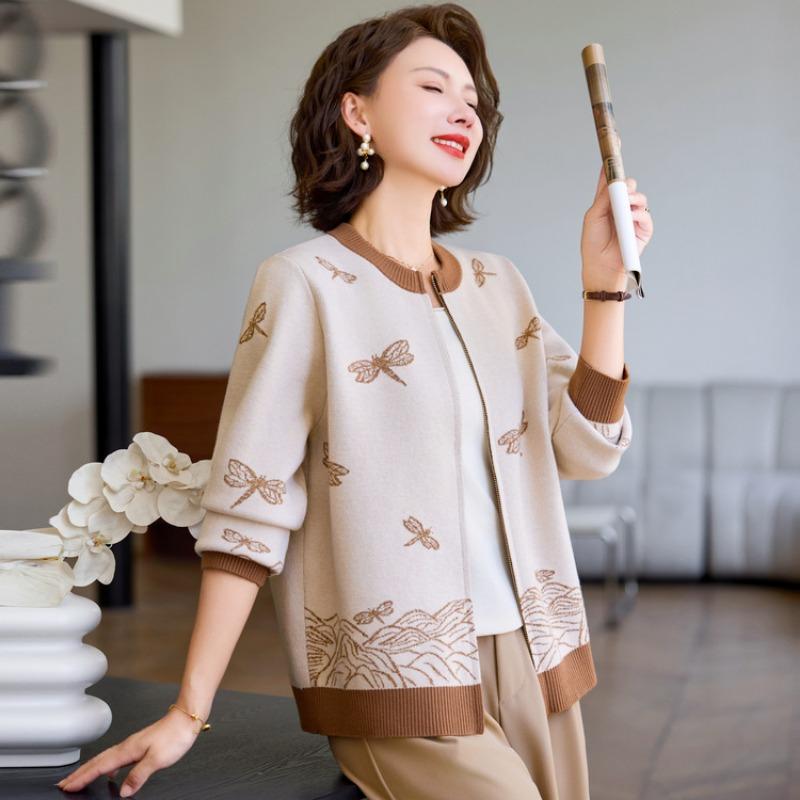 Chinese women's autumn temperament short coat mother's new knitted cardigan coat middle-aged and elderly casual top