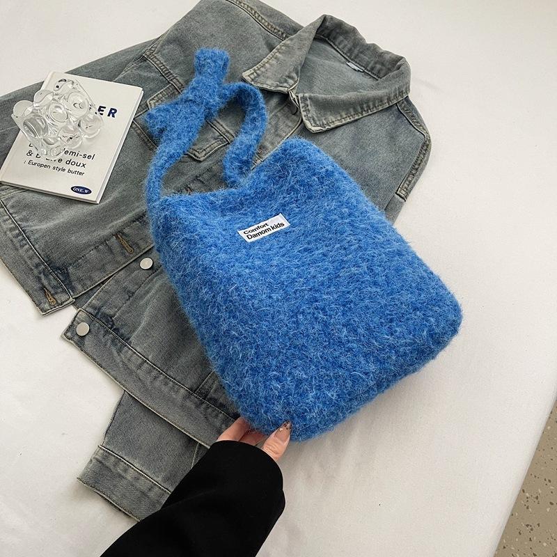 2025 New Fresh and Cute Armpit Bag Women's Plush Fashion Bucket Bag Large Capacity Casual Shoulder Crossbody Bag
