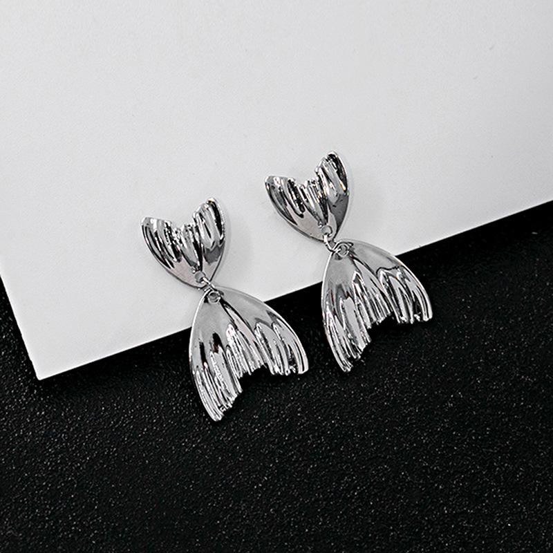 Metal Cold Wind Fishtail Earrings, Simple Light Luxury Irregular Pleated Earrings Design Earrings