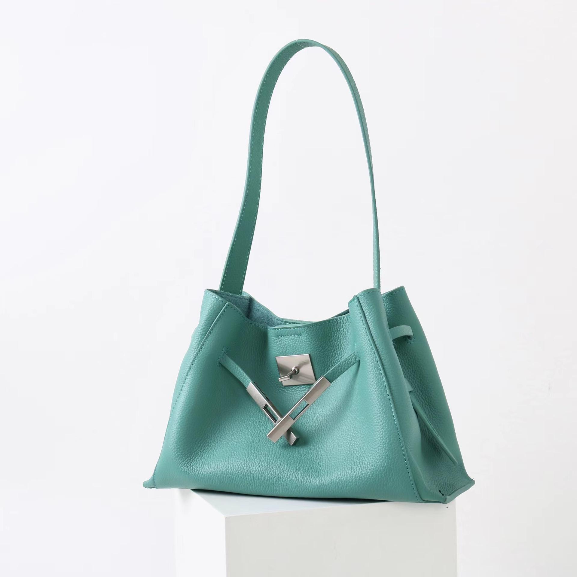 2026 New Head Layer Lychee Pattern Leather Pillow Bag Tote Hobo Underarm Lock Bucket Single Shoulder Slant 28cm