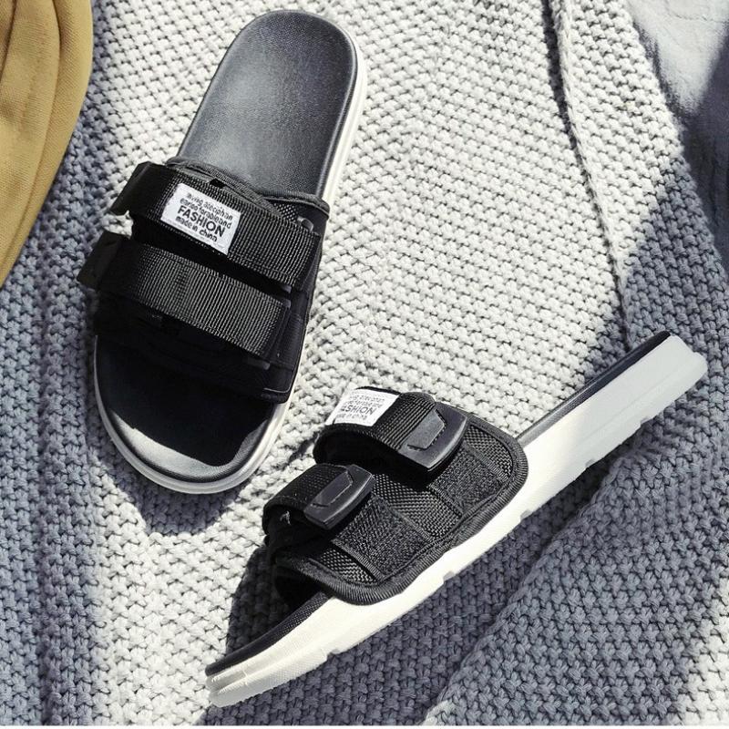Mode Trendiga och Moderiktiga Sandaler och Tofflor 2024 Sommar Nya Dagligen Ytterkläder Tofflor Par Mångsidiga Klassiska Vardagstofflor